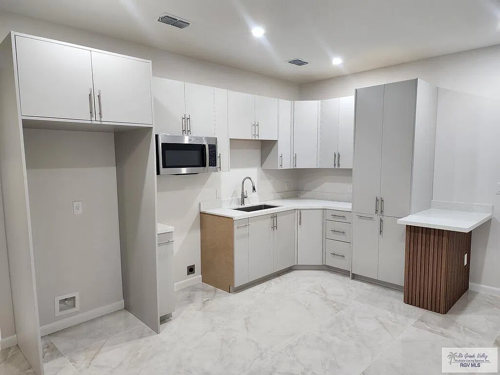 4 bed, 3.0 bath, 1368 sqft, $2,300 — Photo 3