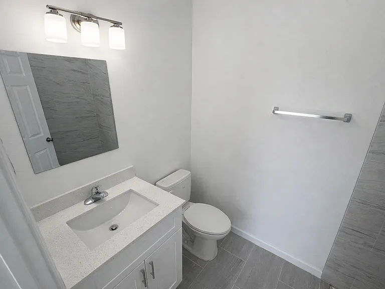 1248 Hillcrest St E — Photo 7