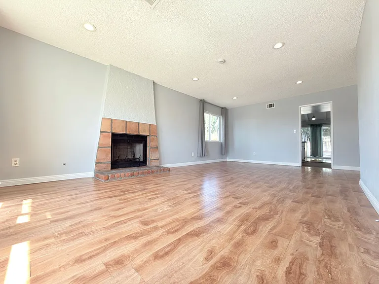9845 Hayvenhurst Ave — Photo 4