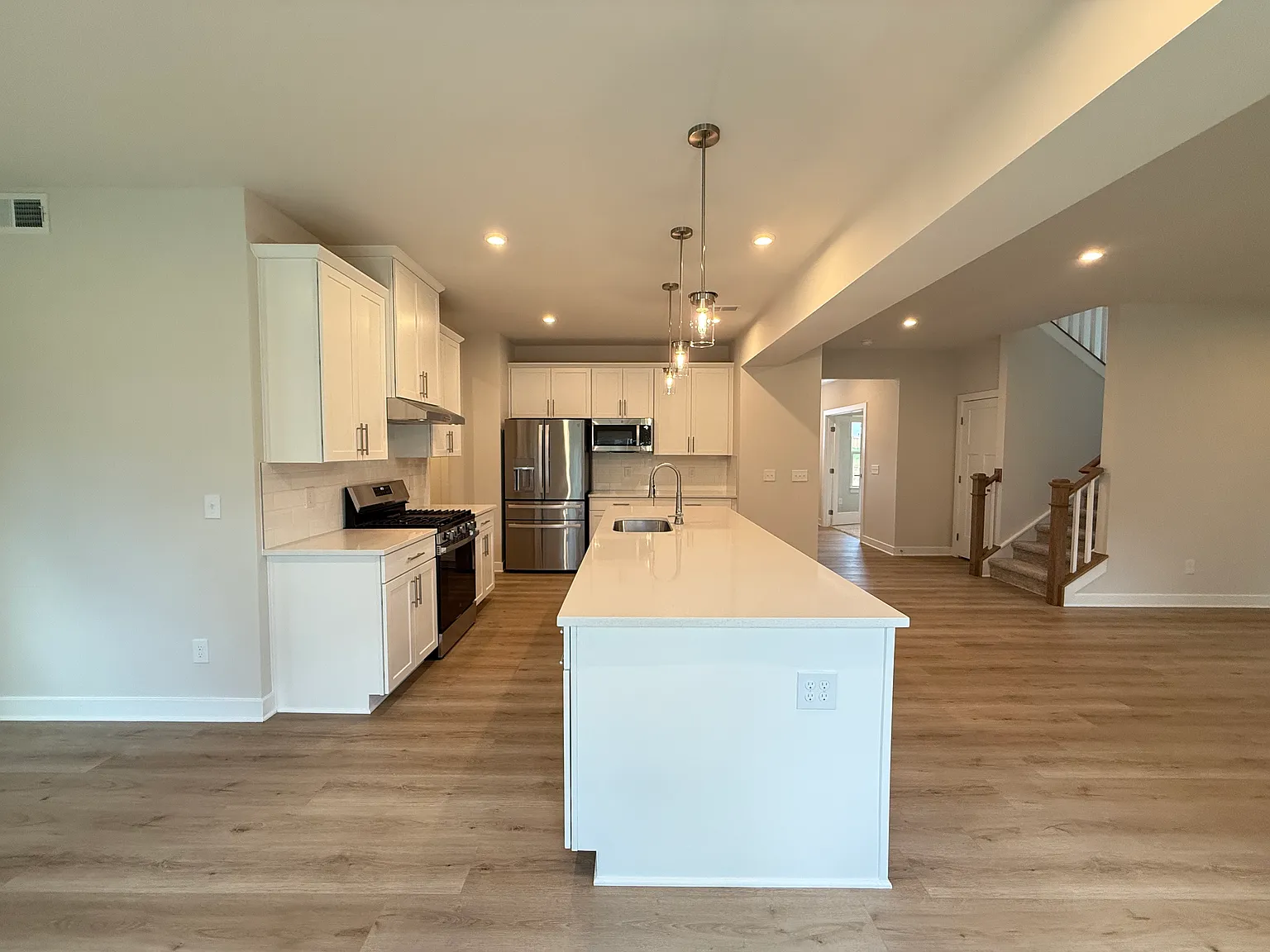 4 bed, 2.5 bath, 2350 sqft, $2,549 — Photo 4