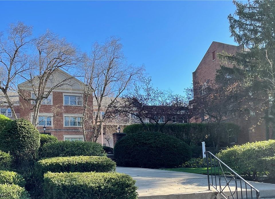1st image of 15875 Van Aken Blvd