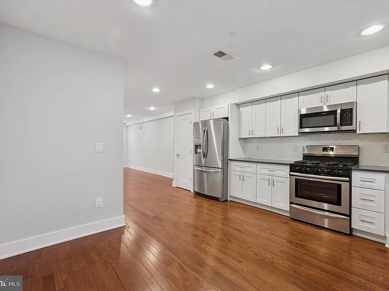 192 W Oxford St — Photo 5