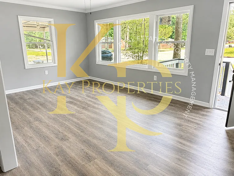 1828 Windsor Dr — Photo 7