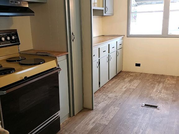 2nd image of 107 N New East St