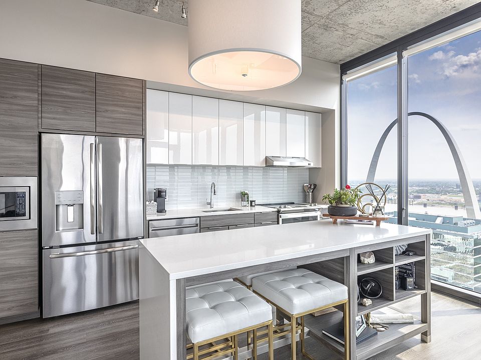 One Cardinal Way Luxury apartments have Gourmet Kitchens with views of the St. Louis Arch