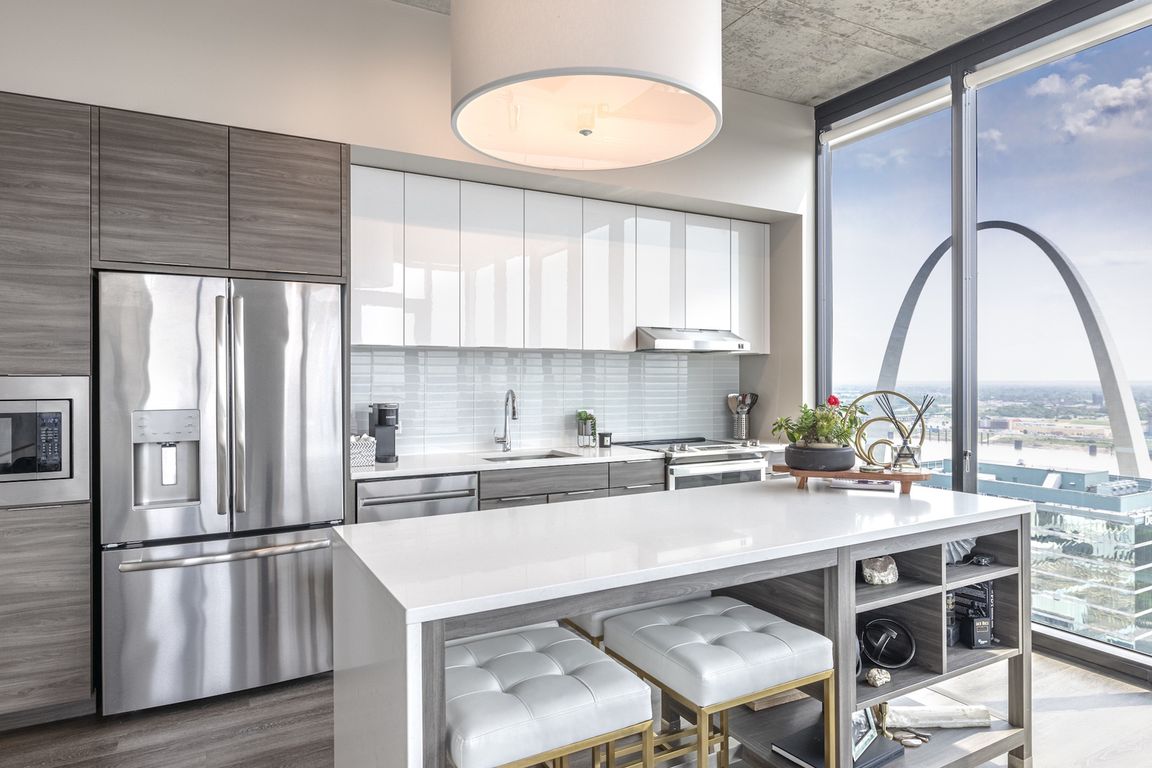 One Cardinal Way Luxury apartments have Gourmet Kitchens with views of the St. Louis Arch