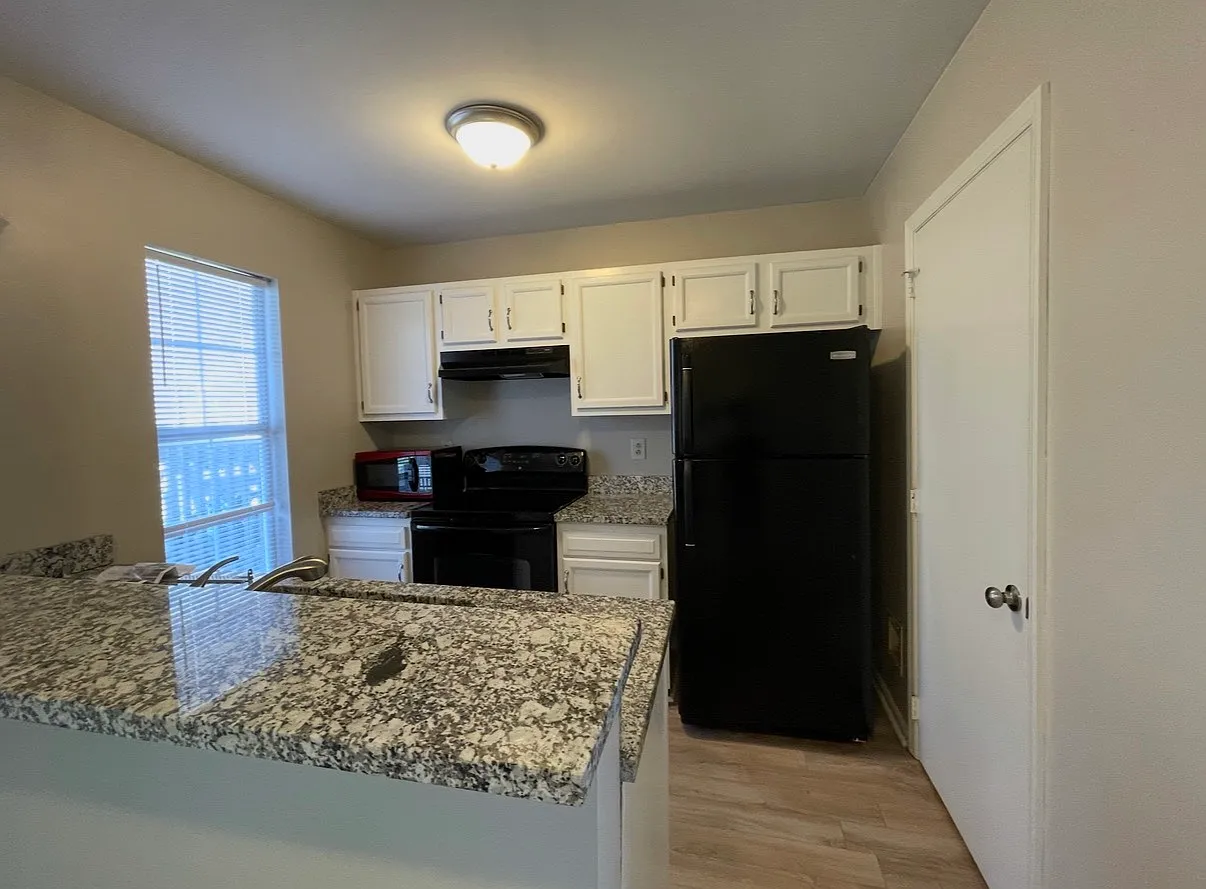 2 bed, 1.5 bath, 891 sqft, $1,695 — Photo 2