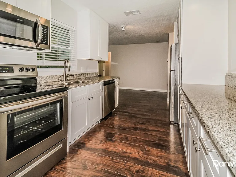 2244 Coventry Dr — Photo 2