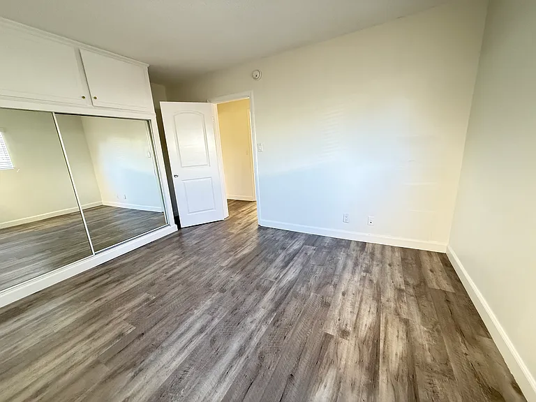 3753 S Barrington Ave #5 — Photo 7