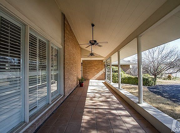 2nd image of 928 W Washington Dr