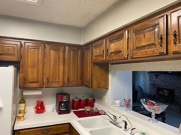 4th image of 900 W Caprock St