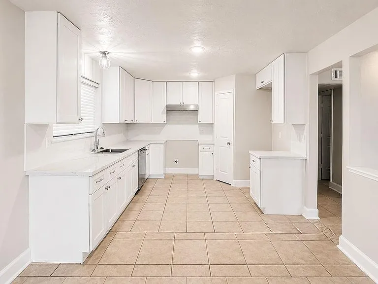 14910 Grassington Dr — Photo 18