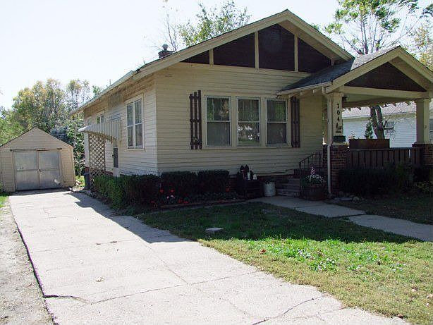 1st image of 704 E 1st St