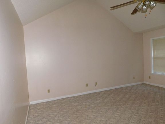 4th image of 4106 Clay Dr