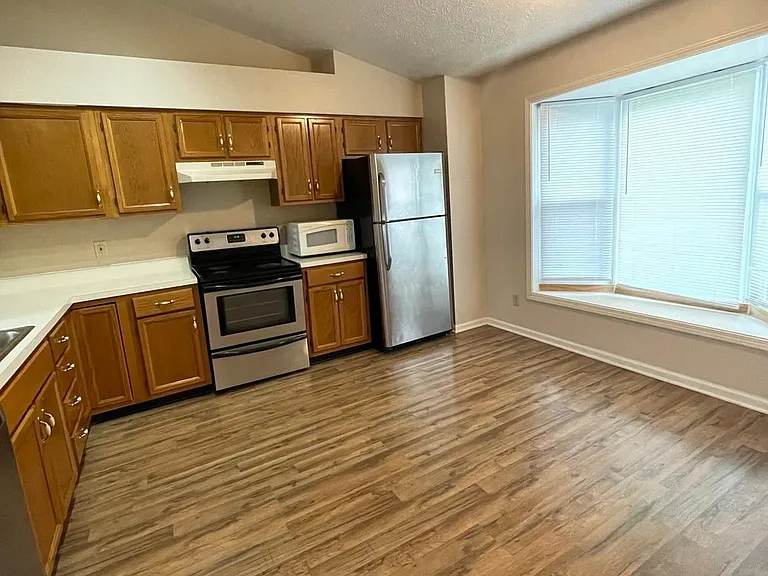10846 Belair Dr — Photo 2