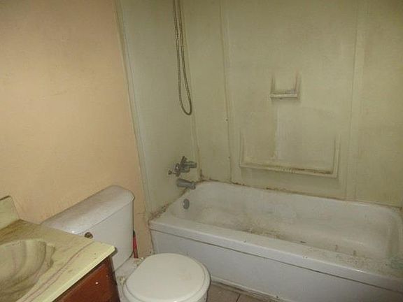 4th image of 626 Tafel St