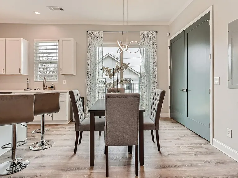 884 Sims St SW — Photo 9