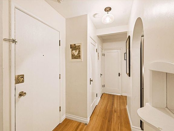 4th image of 985 Jervis St #6