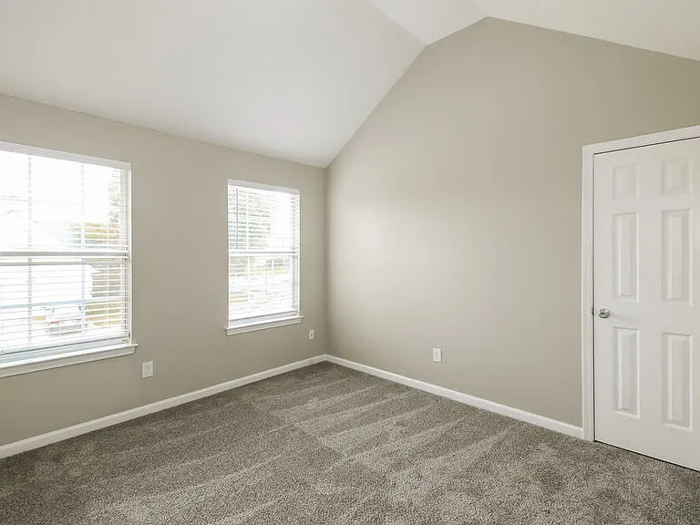 80 Greenway Dr — Photo 15