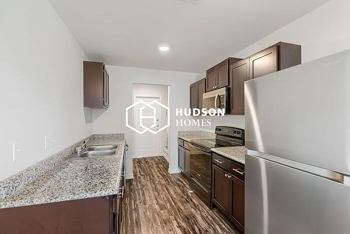 140 E 11th St — Photo 5