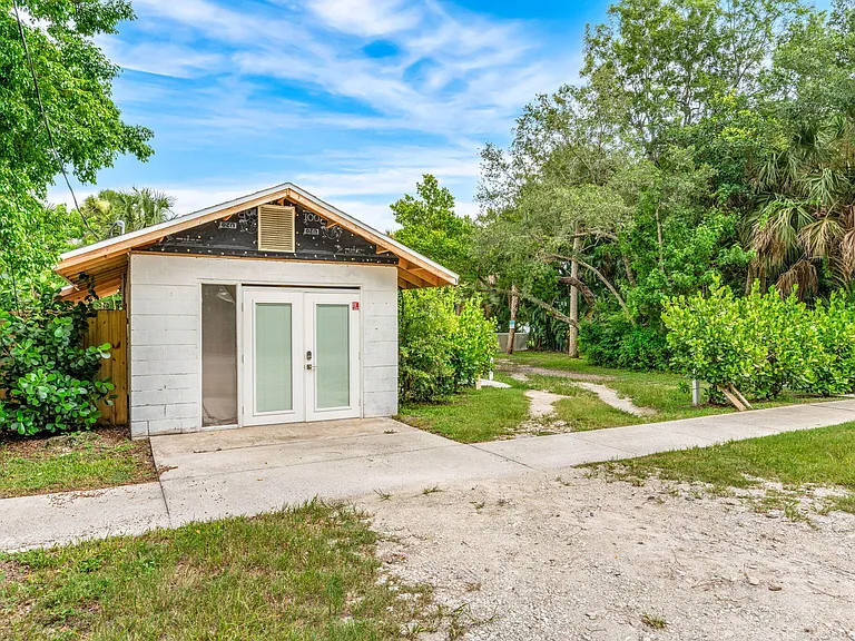 1365 Pineapple Ave — Photo 32