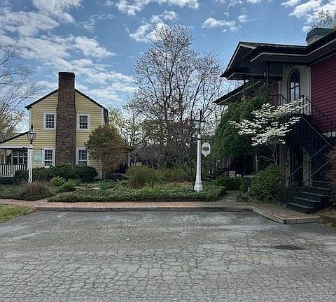 3rd image of 720 W Main St