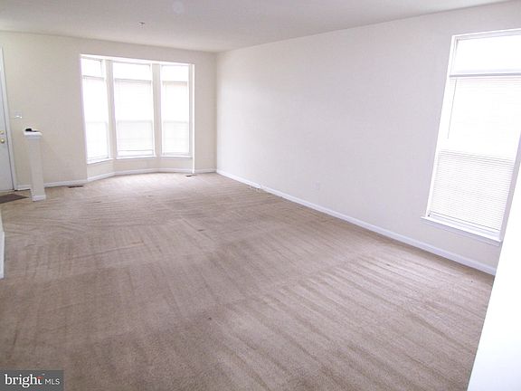 5th image of 411 Amelanchier Ct