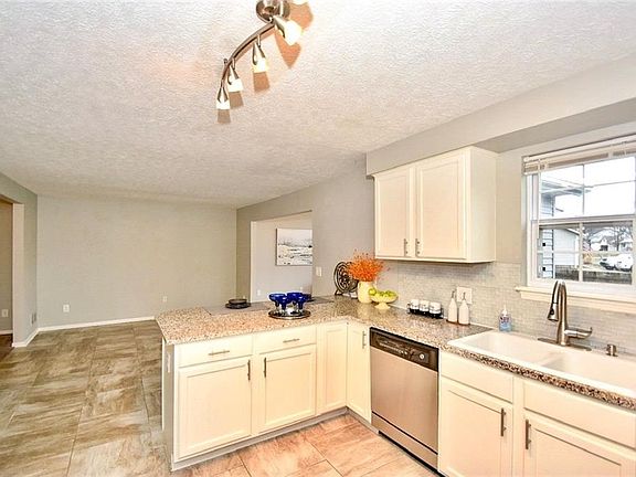 5th image of 2233 Canterbury Cir