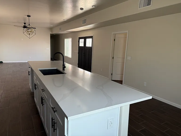 1831 E Breeze Ln — Photo 3