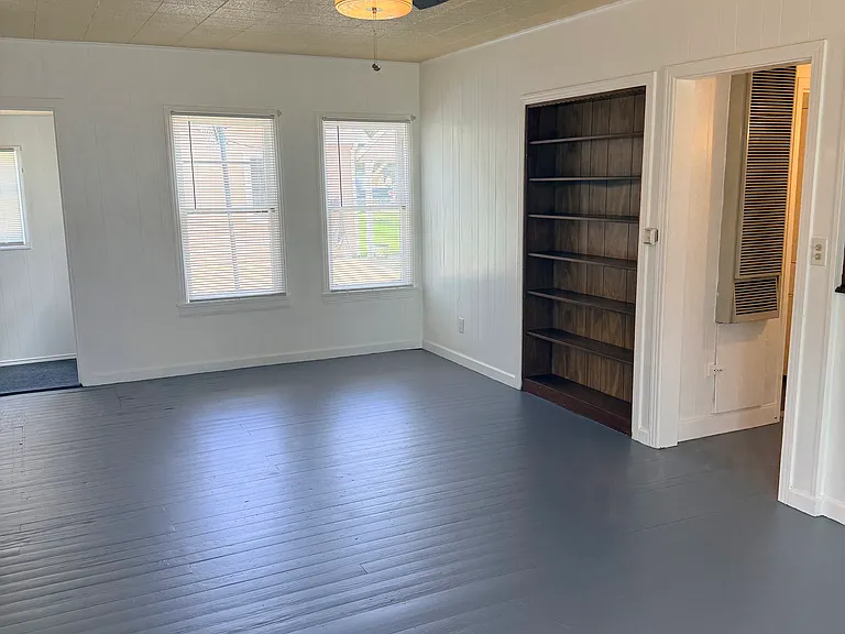 302 E Strand St — Photo 12