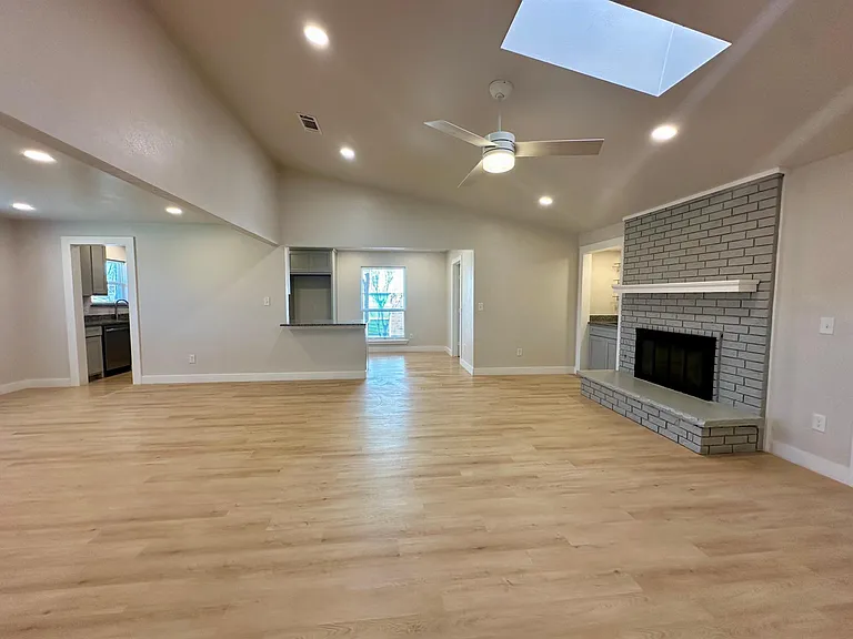2922 Berkshire Dr — Photo 3