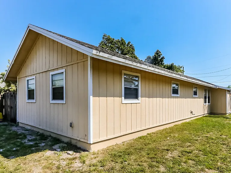200 Perry Ave — Photo 14