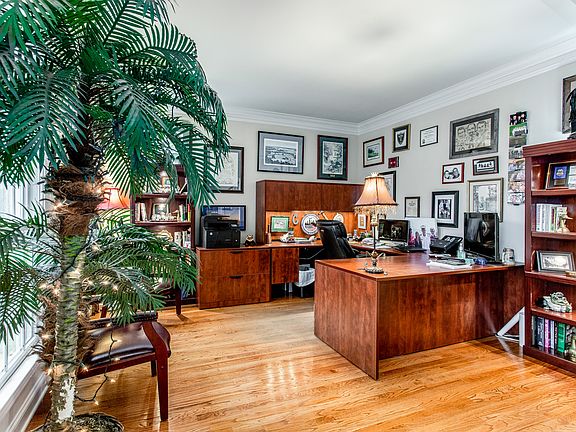 4th image of 454 Silverton Dr