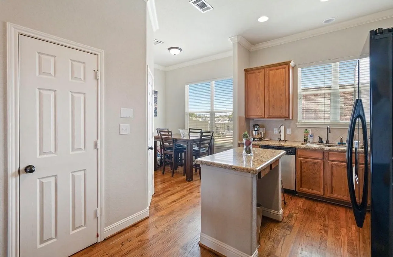 Town Home — Photo 2