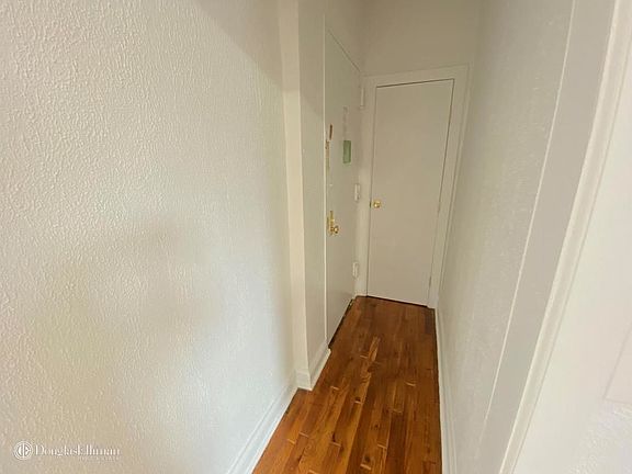 5th image of 4725 48th St APT 4E
