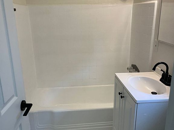 3rd image of 850 N Marengo Ave APT 6