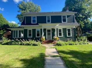 25 E Pershing St, Freeport, IL 61032