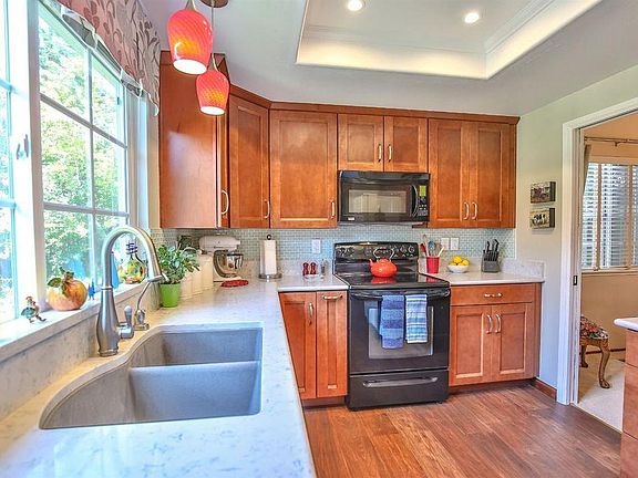 3rd image of 817 Oakbrook Dr