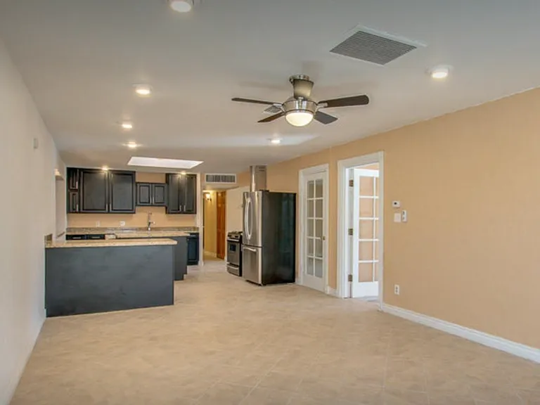 2448 W Freeway Ln — Photo 5