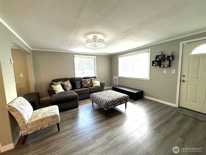 4th image of 11829 76 Avenue S