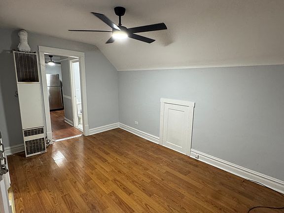 2nd image of 2814 W Fletcher St #2R