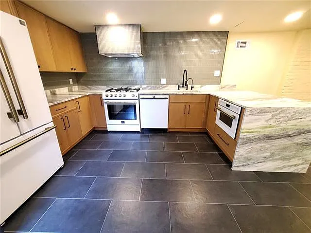 2 bed, 2.0 bath, 1500 sqft, $1,900 — Photo 3