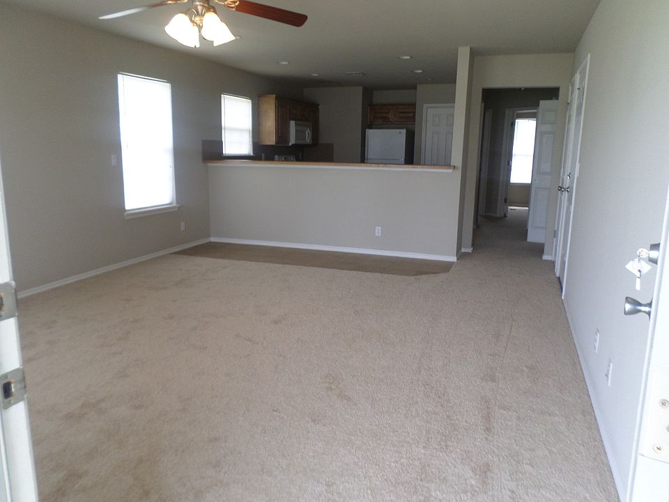 1st image of 2995 Creekside Dr