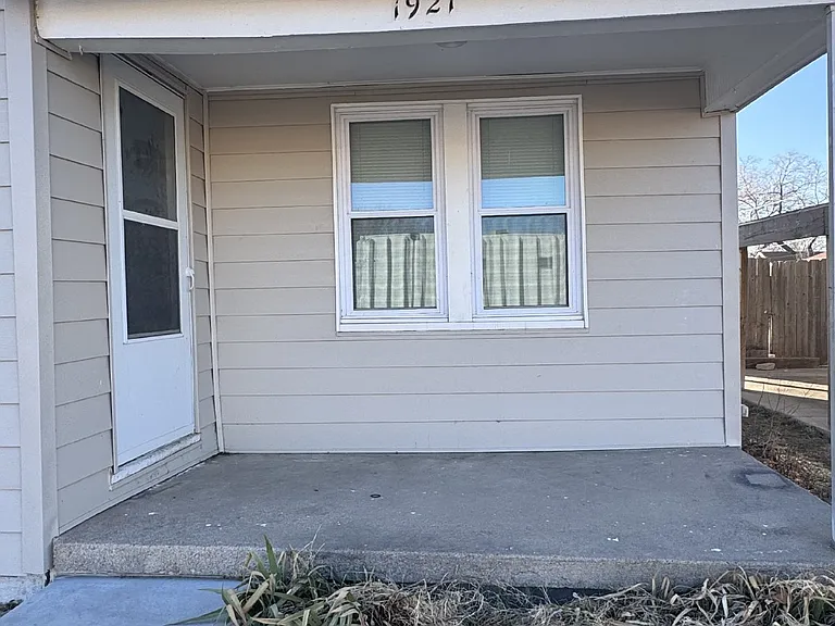 1921 S Everett St — Photo 2