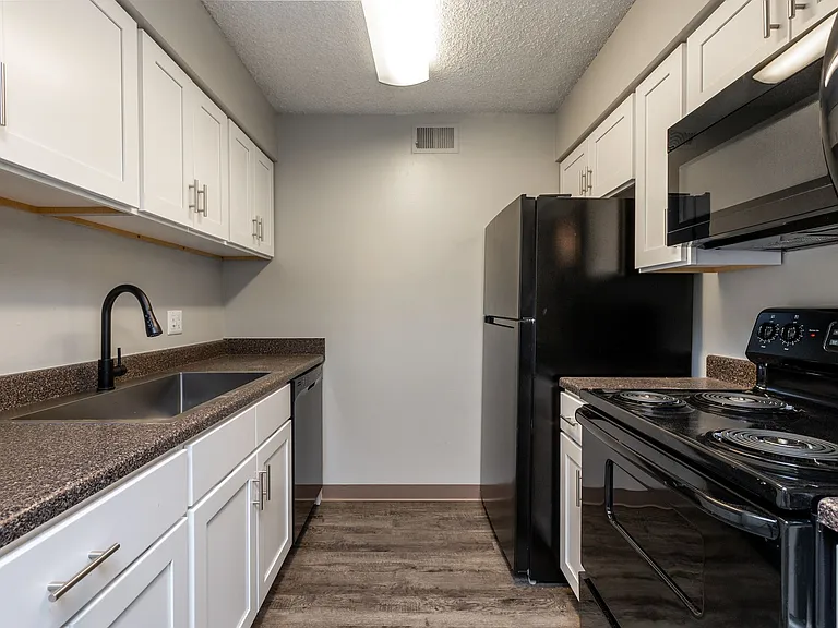 Emerald Hills Apartments — Photo 26