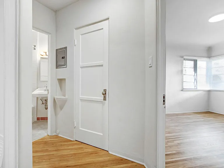 2202-2206 20th St in Santa Monica! Near Ocean Park Blvd. — Photo 12