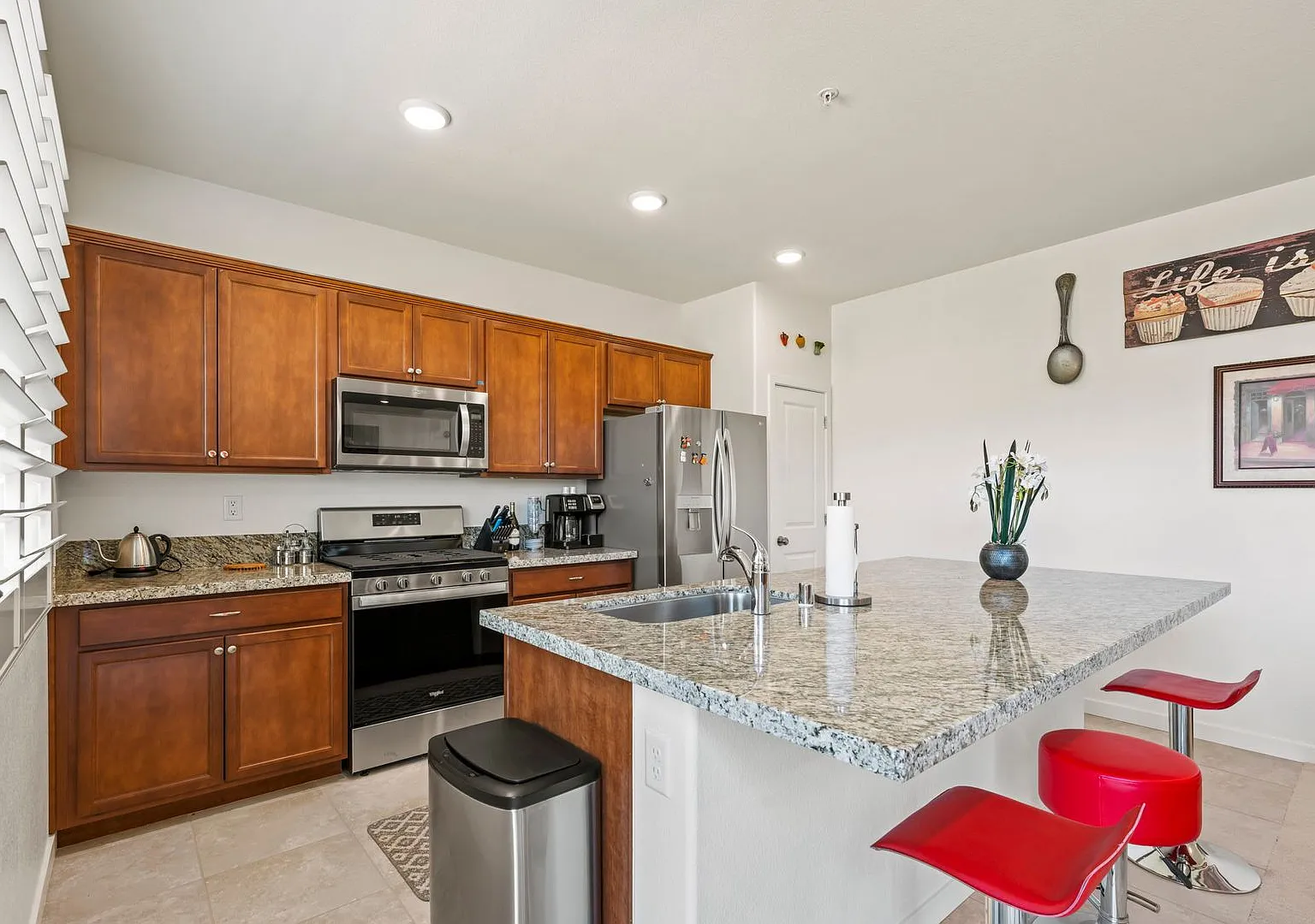 Fully Furnished Modern Townhome with Flexible Leases and All Utilities Included — Photo 3