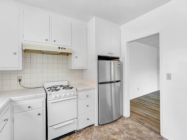 109 N Screenland Dr #E — Photo 8