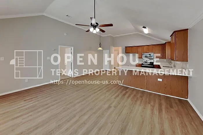 3 bed, 2.0 bath, 1955 sqft, $2,300 — Photo 4