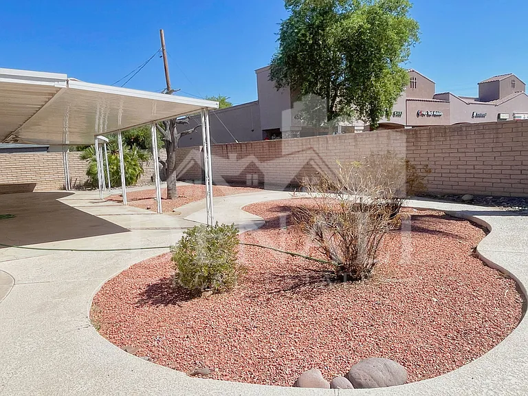 2401 E Meadowbrook Ave — Photo 33